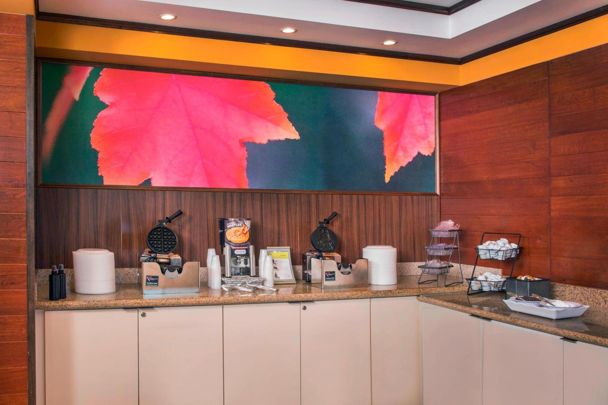 Fairfield Inn & Suites By Marriott Уилямсбърг Ресторант снимка